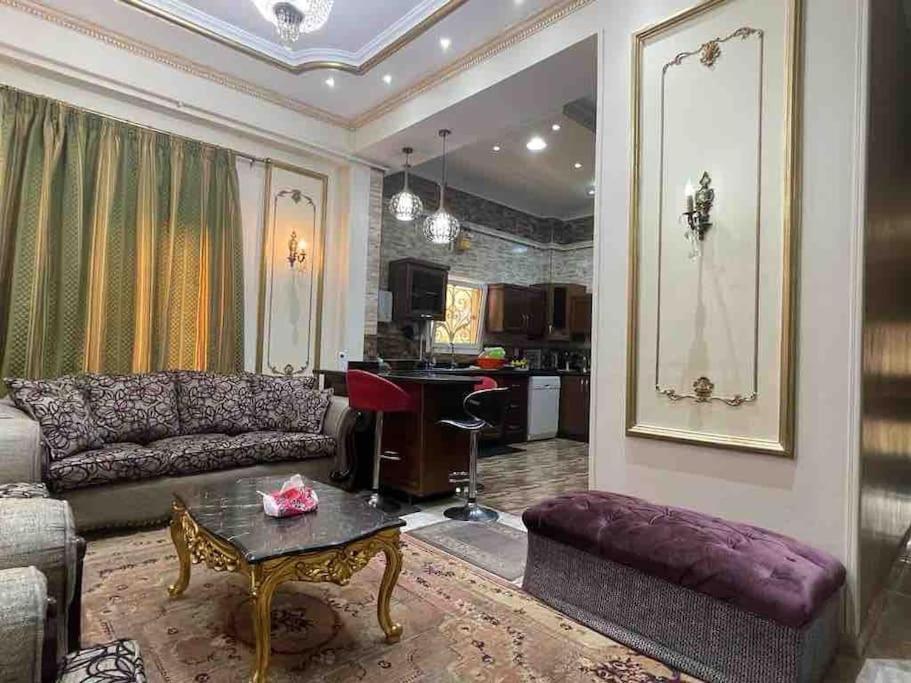 Bright And Vintage 3 Bedroom Apartment *