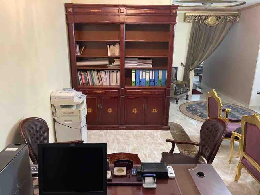 Bright And Vintage 3 Bedroom Apartment *
