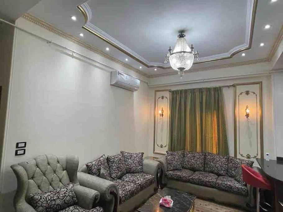 Bright And Vintage 3 Bedroom Apartment *